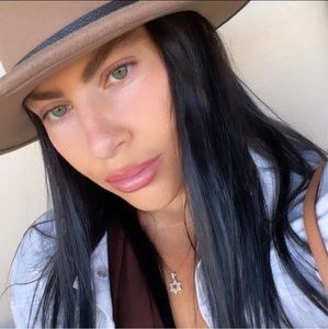 Meet your Posher, Einat